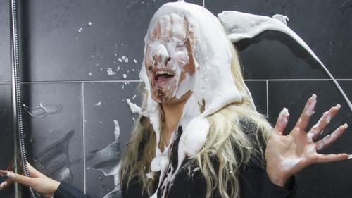 chiara-and-sabrina-get-messy-w_26.jpg