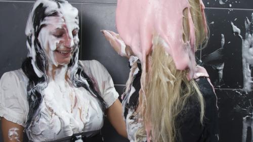 chiara-and-sabrina-get-messy-w_35.jpg