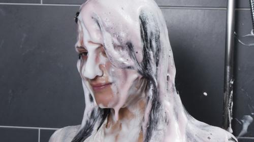 chiara-and-sabrina-get-messy-w_37.jpg