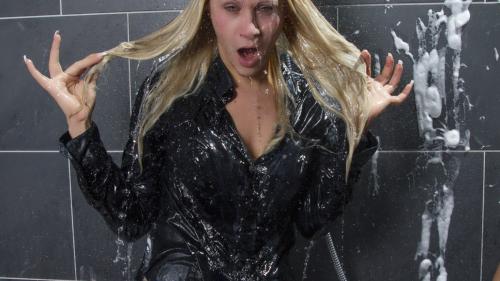 chiara-and-sabrina-get-messy-w_40.jpg