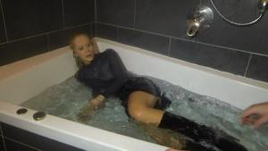 chiara-makes-her-wetlook-debut_10.jpg