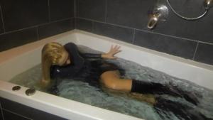 chiara-makes-her-wetlook-debut_11.jpg