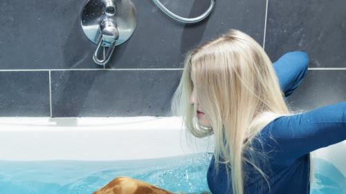 claudia-takes-a-bath_28.jpg