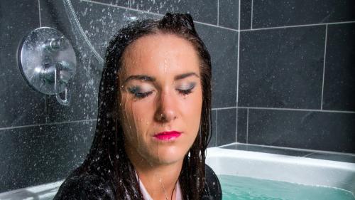 ines-is-soaked-in-her-levis_12.jpg