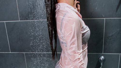 ines-is-soaked-in-her-levis_21.jpg