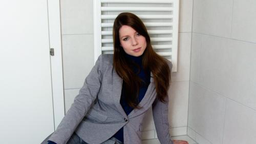 linda-slimed-in-her-office-out_30.jpg
