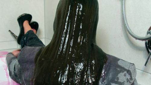linda-slimed-in-her-office-out_40.jpg