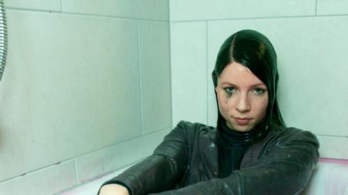 linda-slimed-in-her-office-out_43.jpg