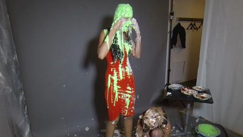 two-models-have-a-piefight_15.jpg