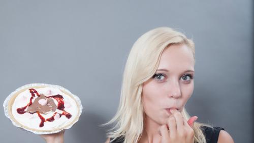 two-models-have-a-piefight_39.jpg