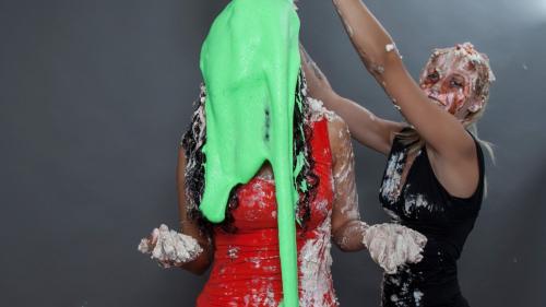 two-models-have-a-piefight_53.jpg