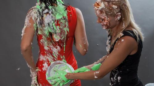 two-models-have-a-piefight_55.jpg