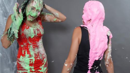 two-models-have-a-piefight_58.jpg